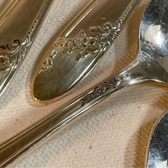 12 spoons Oneida Tudor Plate QUEEN BESS II Vintage 1946 Silver Plate - Picture 5 of 15